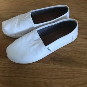 White TOMS youth size 4.5 ( fits a women’s 7)